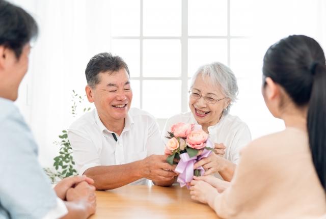 60代の旅行好きが本当に喜ぶプレゼント8選｜選び方や相場