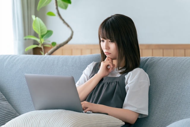 60代の旅行好きに贈るプレゼントを選んでいる女性